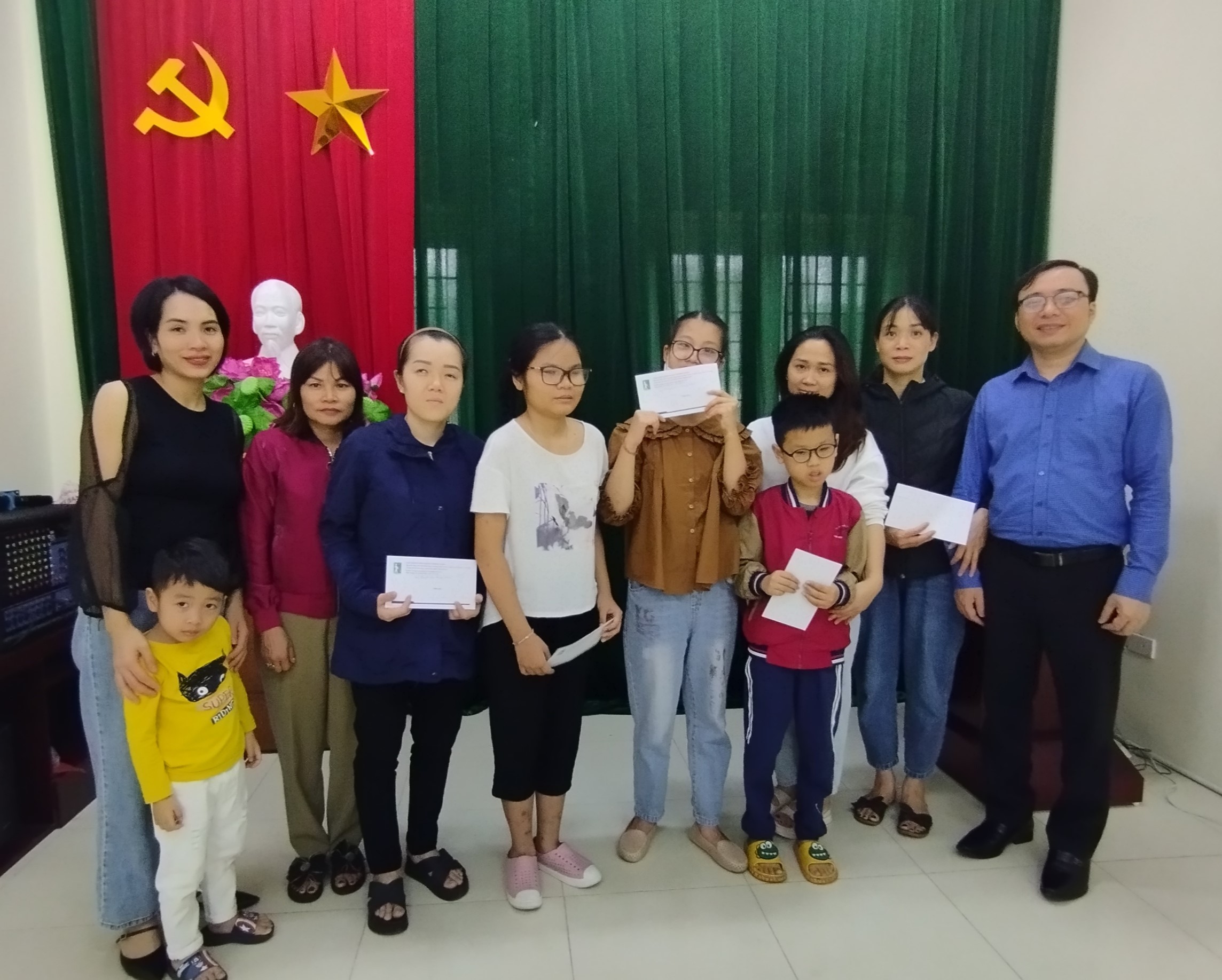 Trao quà khuyến học cho trẻ em khiếm thị quận Thanh Xuân, thành phố Hà Nội